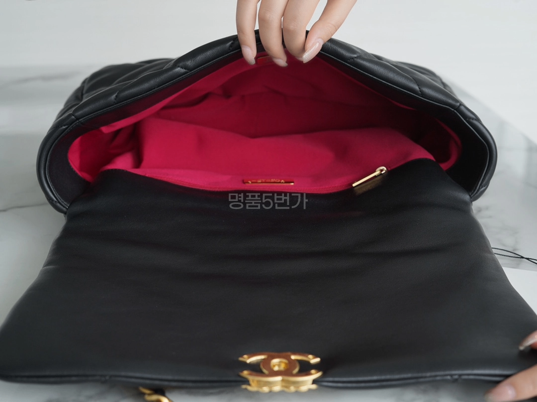 샤넬 19백 맥시 램스킨 블랙 골드 상품 이미지 9